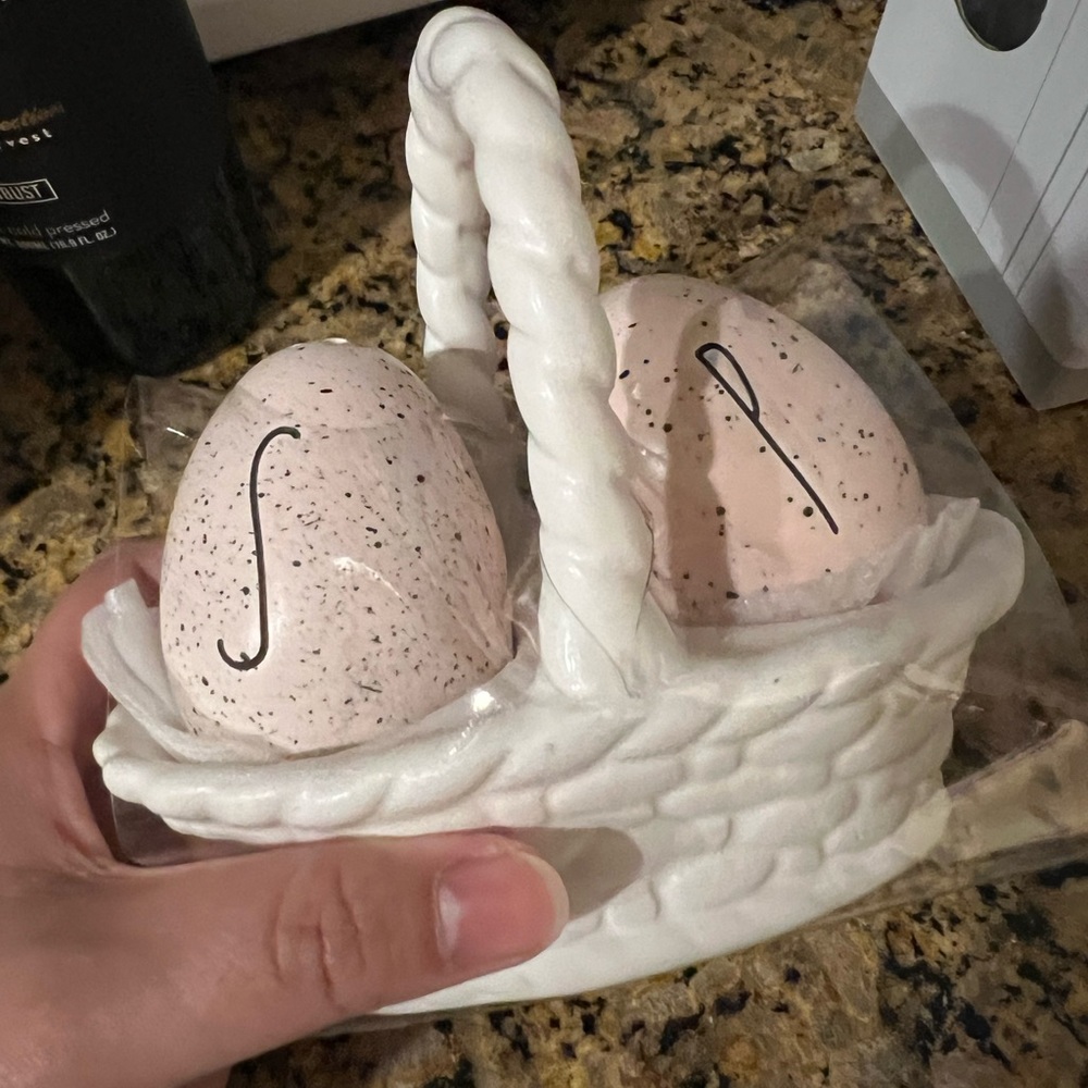 Rae Dunn Salt an Pepper shakers